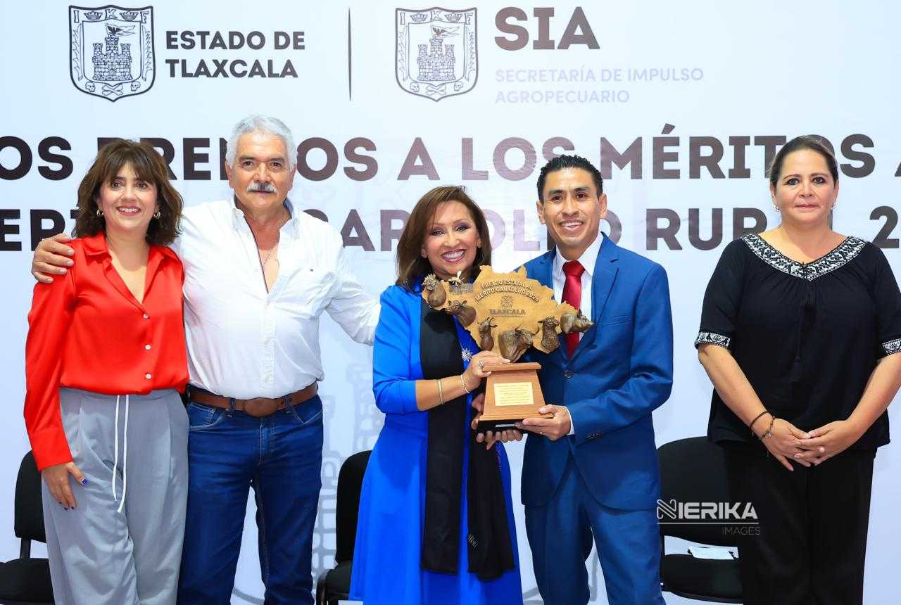 RECONOCE GOBERNADORA A AGRICULTORES, GANADEROS Y PRODUCTORES CON ENTREGA DE PREMIO