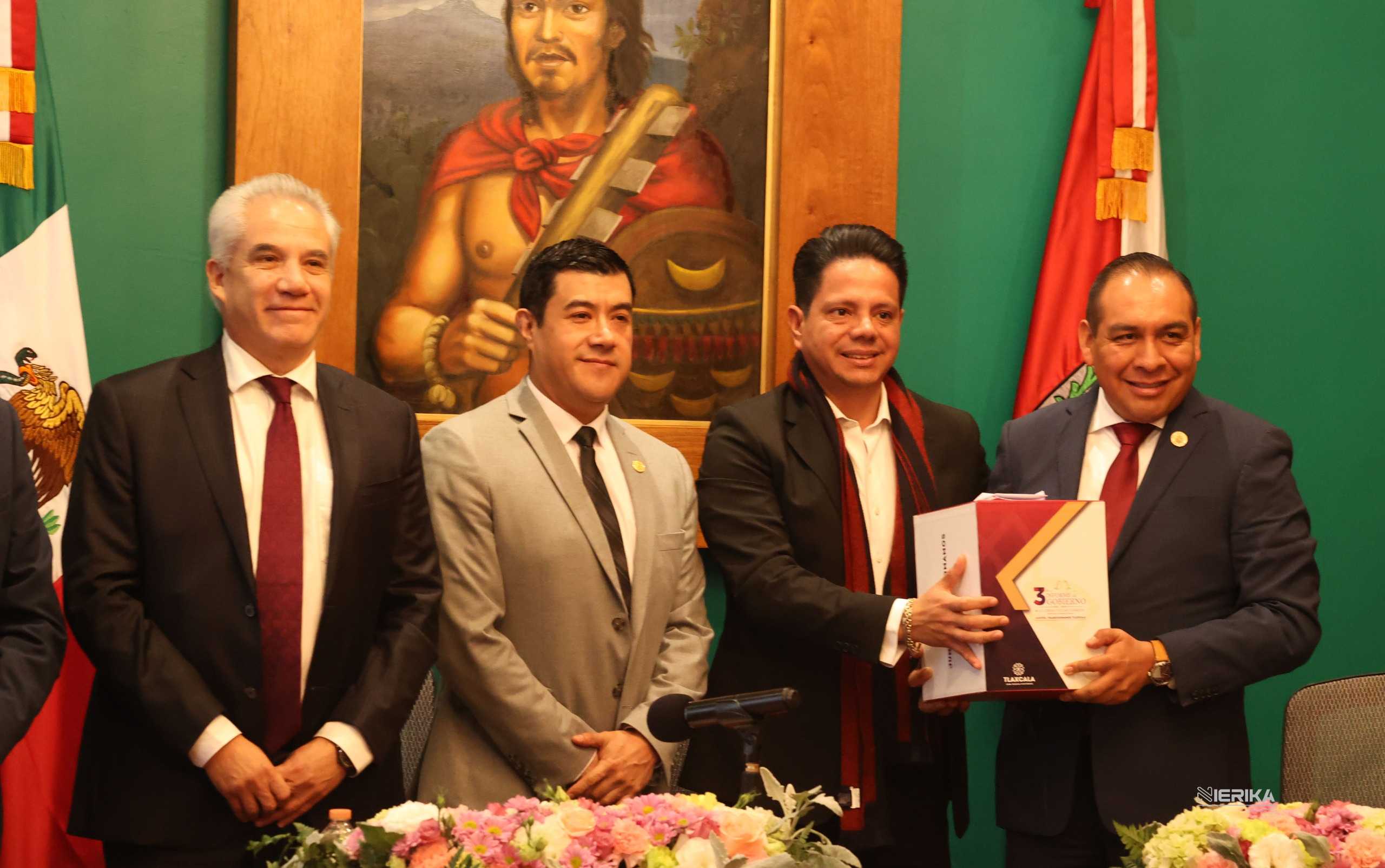 ENTREGA SECRETARIO DE GOBIERNO TERCER INFORME DE LA GOBERNADORA LORENA CUÉLLAR AL CONGRESO LOCAL