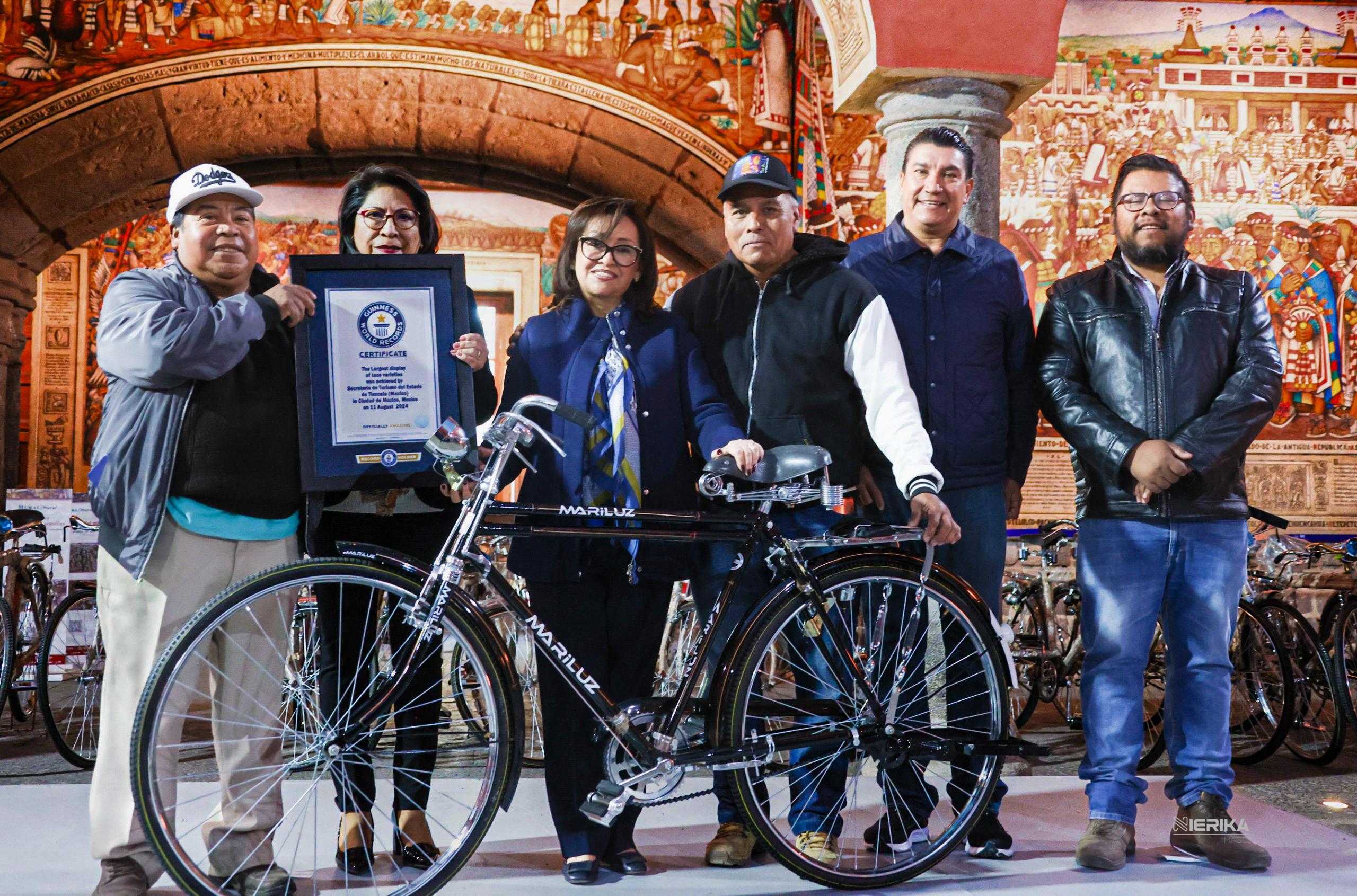 ENTREGA GOBERNADORA BICICLETAS A TAQUEROS QUE GANARON RÉCORD GUINNESS