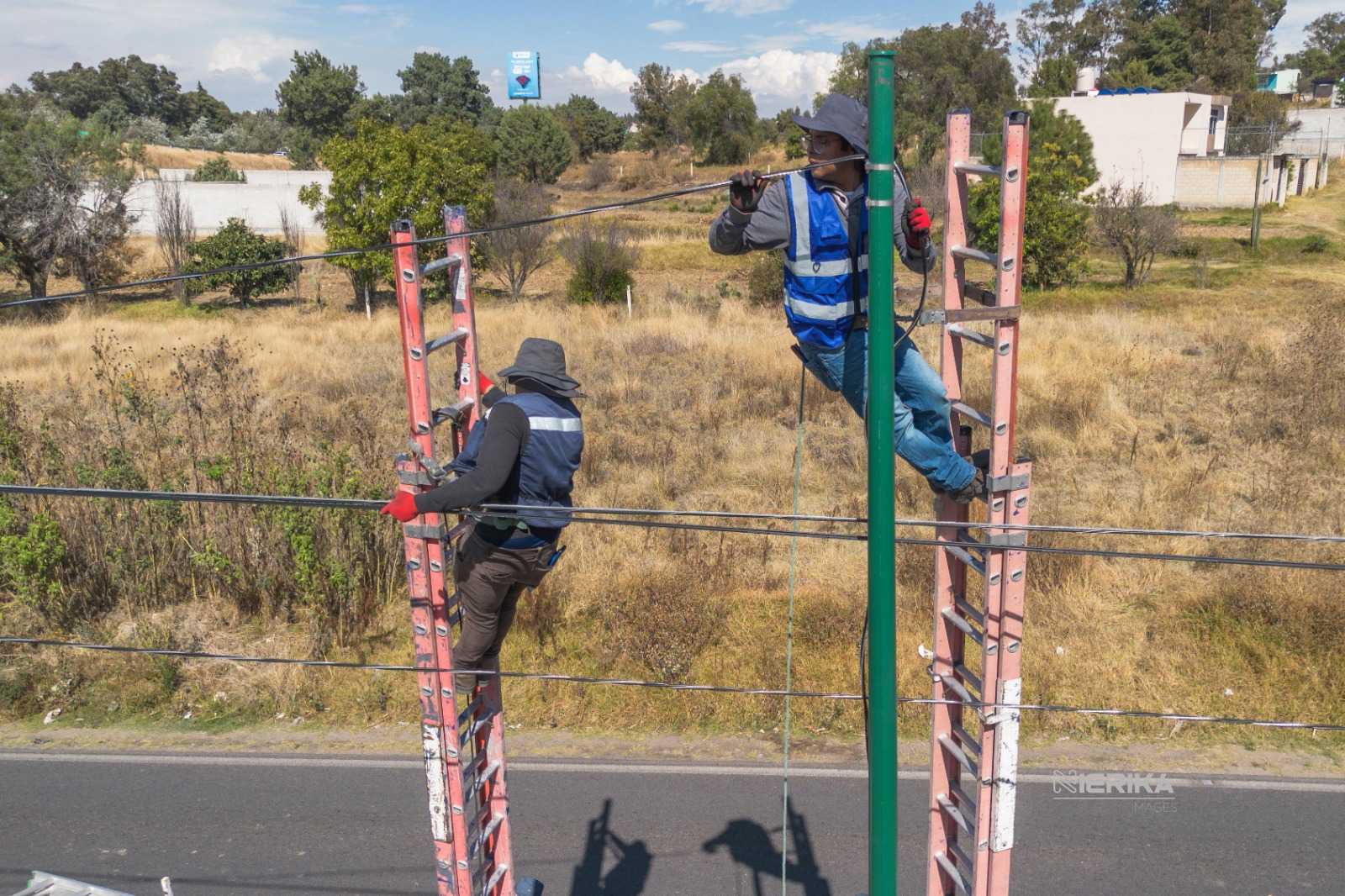 Avanza rehabilitación de la red de alumbrado público en San Sebastián Atlahapa