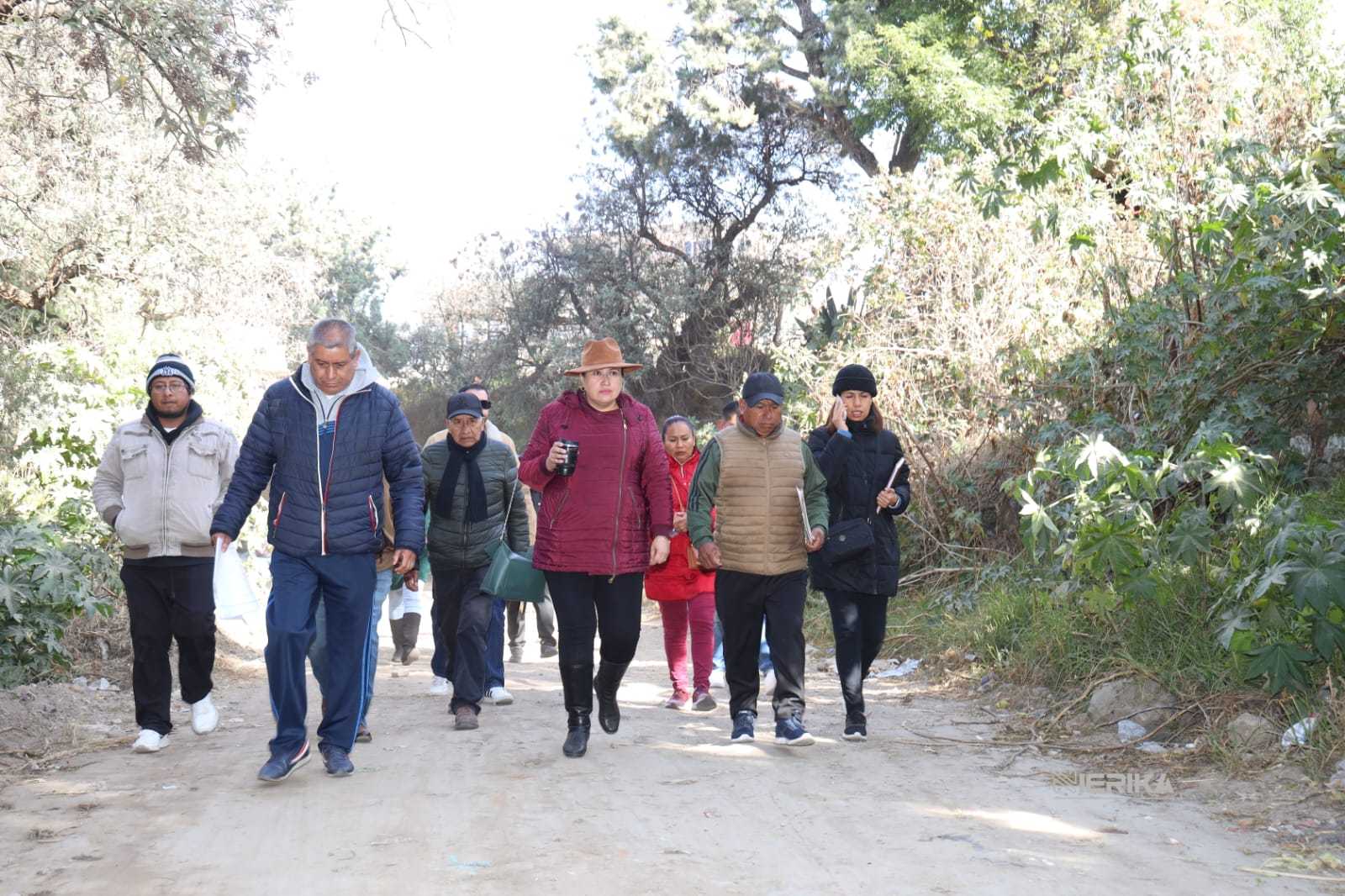 La alcaldesa de Chiautempan, Blanca Angulo Meneses, mantiene una relación cercana a la gente en recorridos porpp las comunidades.