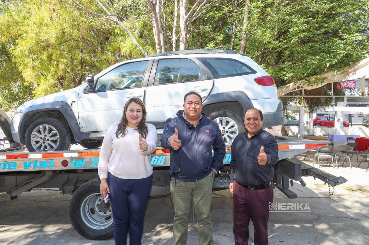 Blanca Angulo entrega al Conalep vehículo en deshuso para prácticas estudiantiles