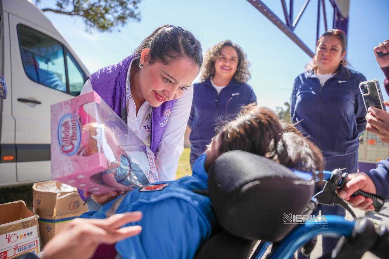ENTREGA FERNANDA ESPINOSA DE LOS MONTEROS JUGUETES A INFANTES DEL CAM 2 DE TZOMPANTEPEC