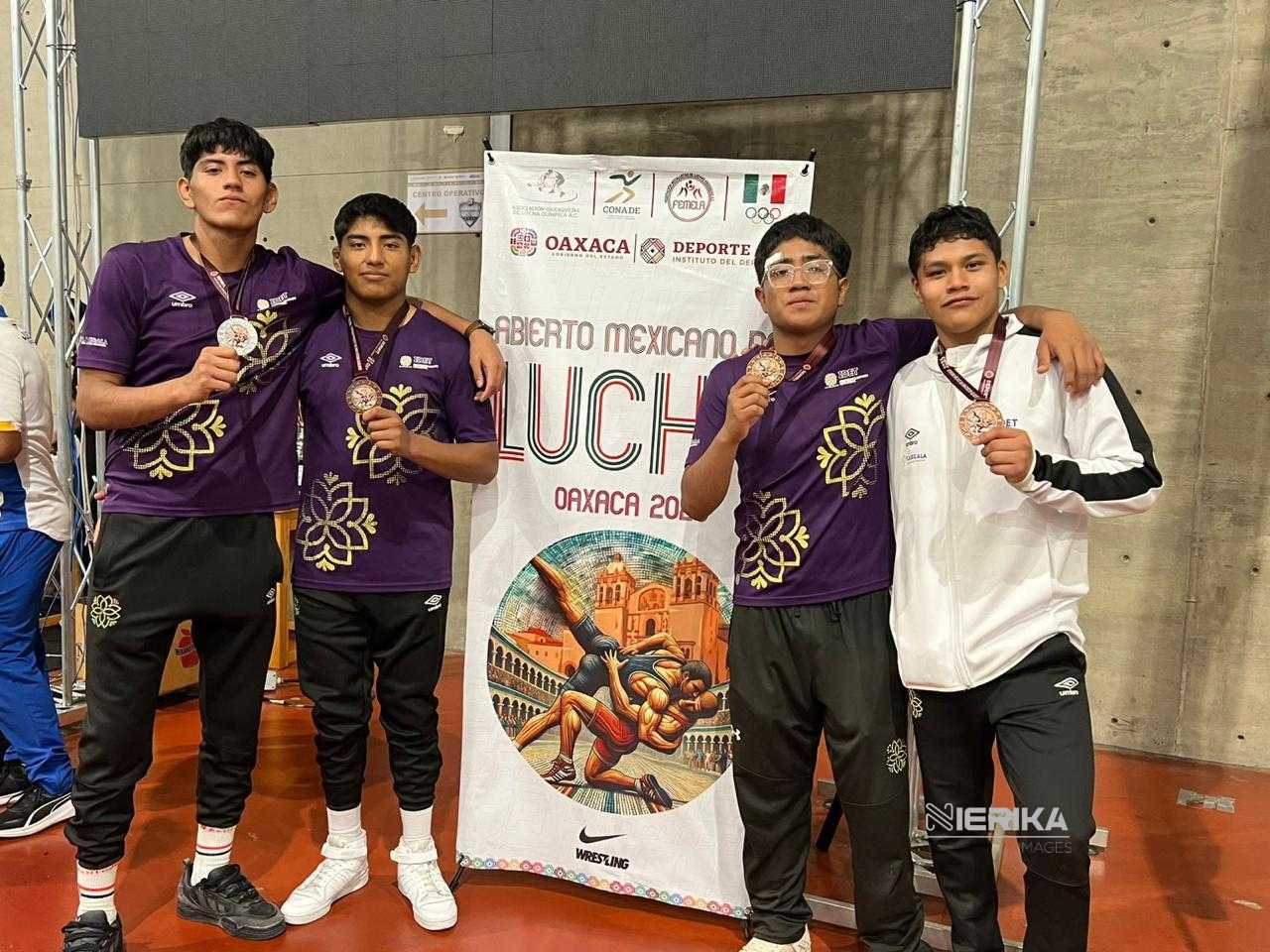 LOGRA SELECCIÓN TLAXCALTECA DE LUCHAS ASOCIADAS 13 MEDALLAS EN TORNEO