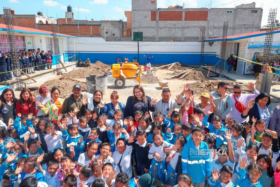 Acude Blanca Angulo a supervisar avance de techumbres en escuelas de Chiautempan