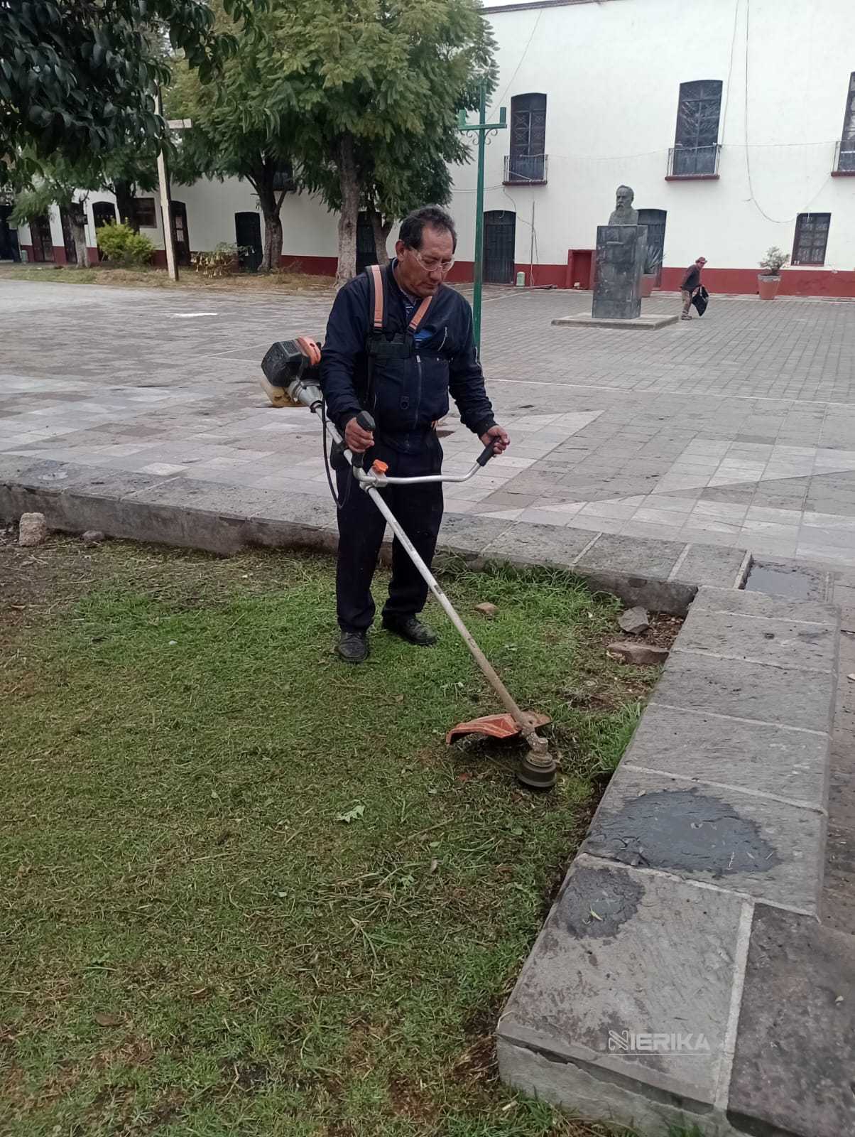El Ayuntamiento de Chiautempan, mediante la Dirección de Servicios Municipales, lleva a cabo labores de limpieza en el Parque Hidalgo.