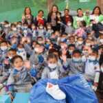Blanca Angulo entrega tenis a niñas y niños del Jardín de Niños Leonarda Gómez Blanco