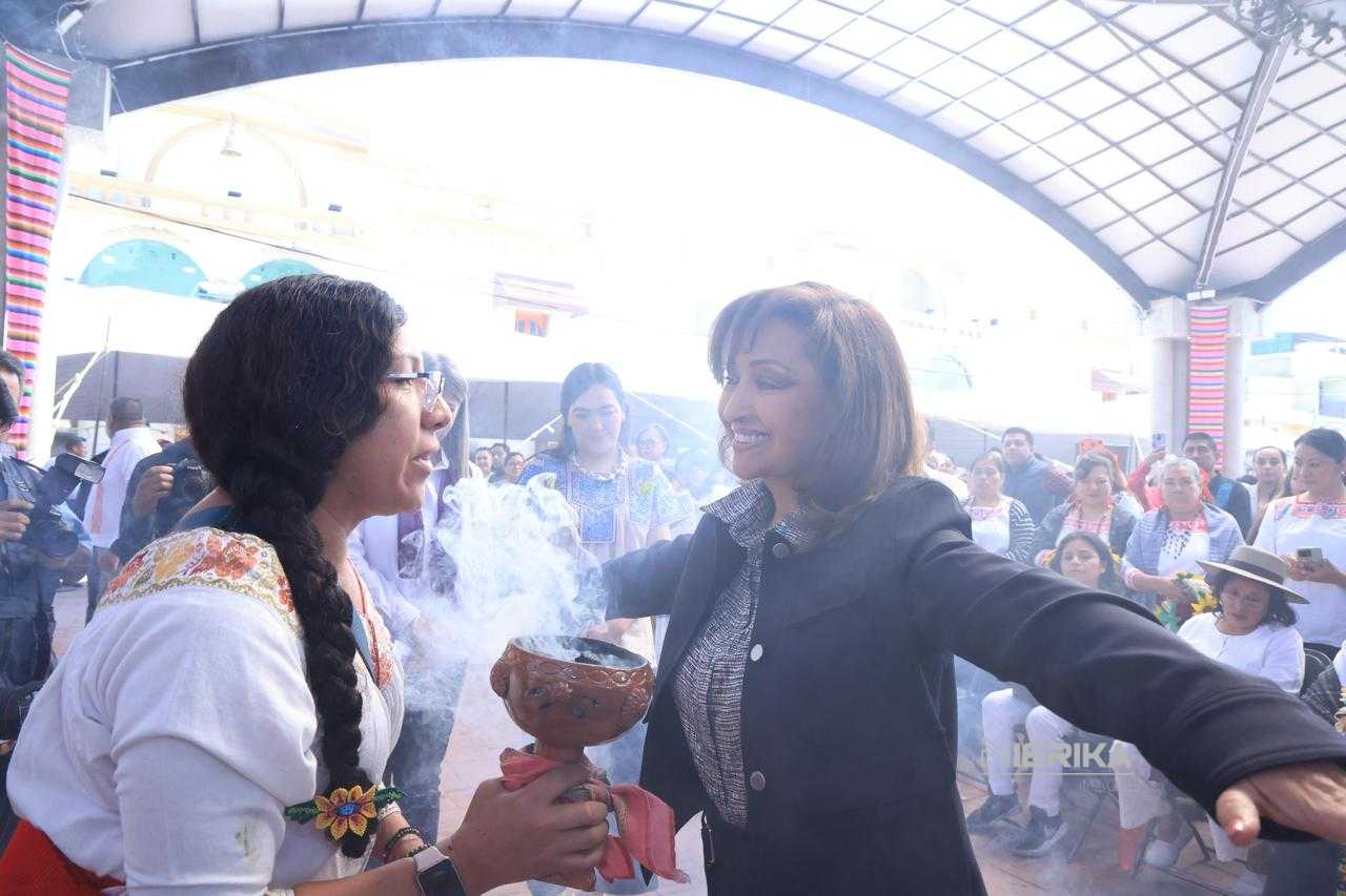 REALIZAN CEREMONIA ARMÓNICA ANCESTRAL EN FORO PARA MUJERES