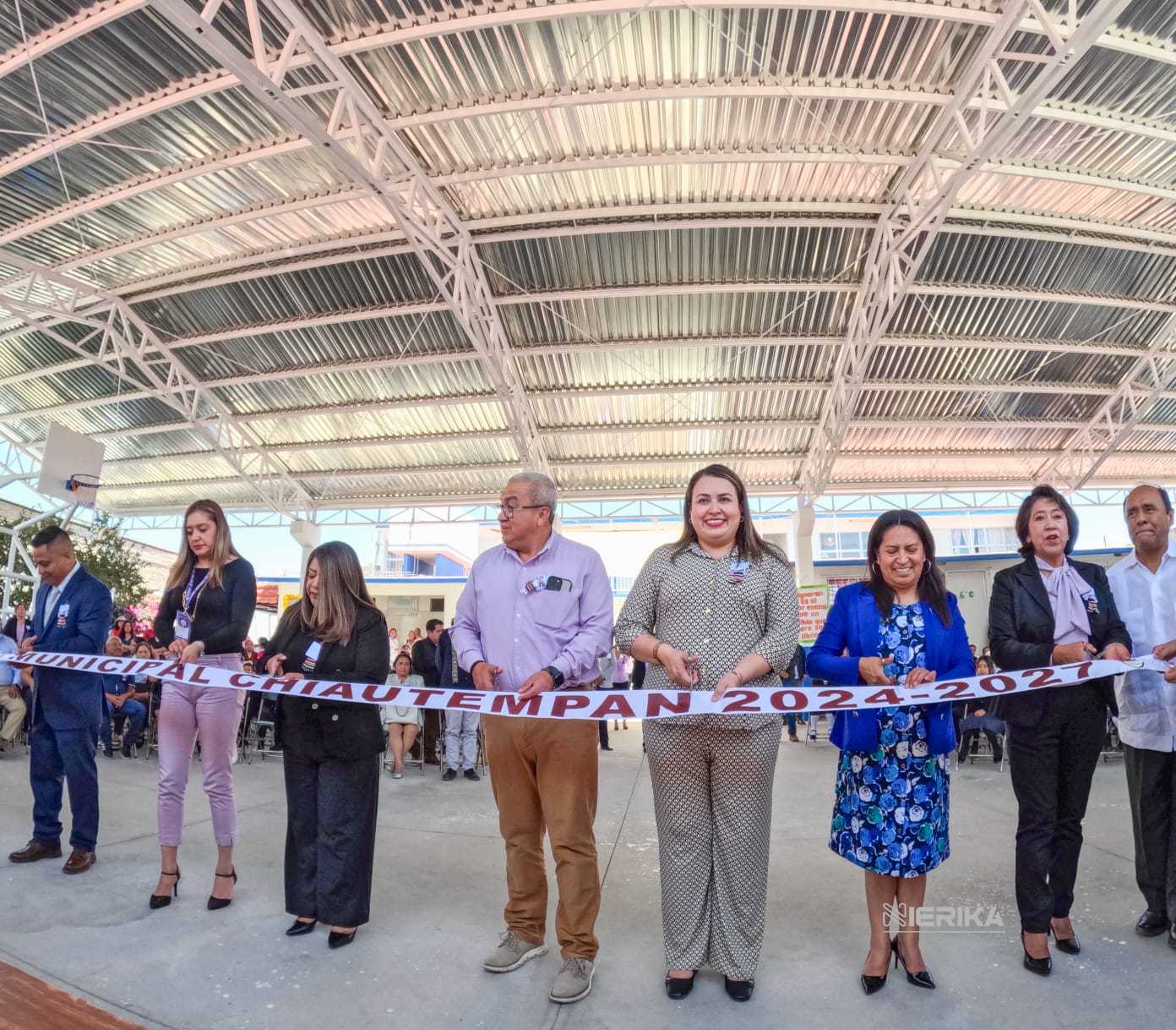 Entrega Blanca Angulo la techumbre de la escuela primaria José María Morelos de la comunidad de Texcacoac