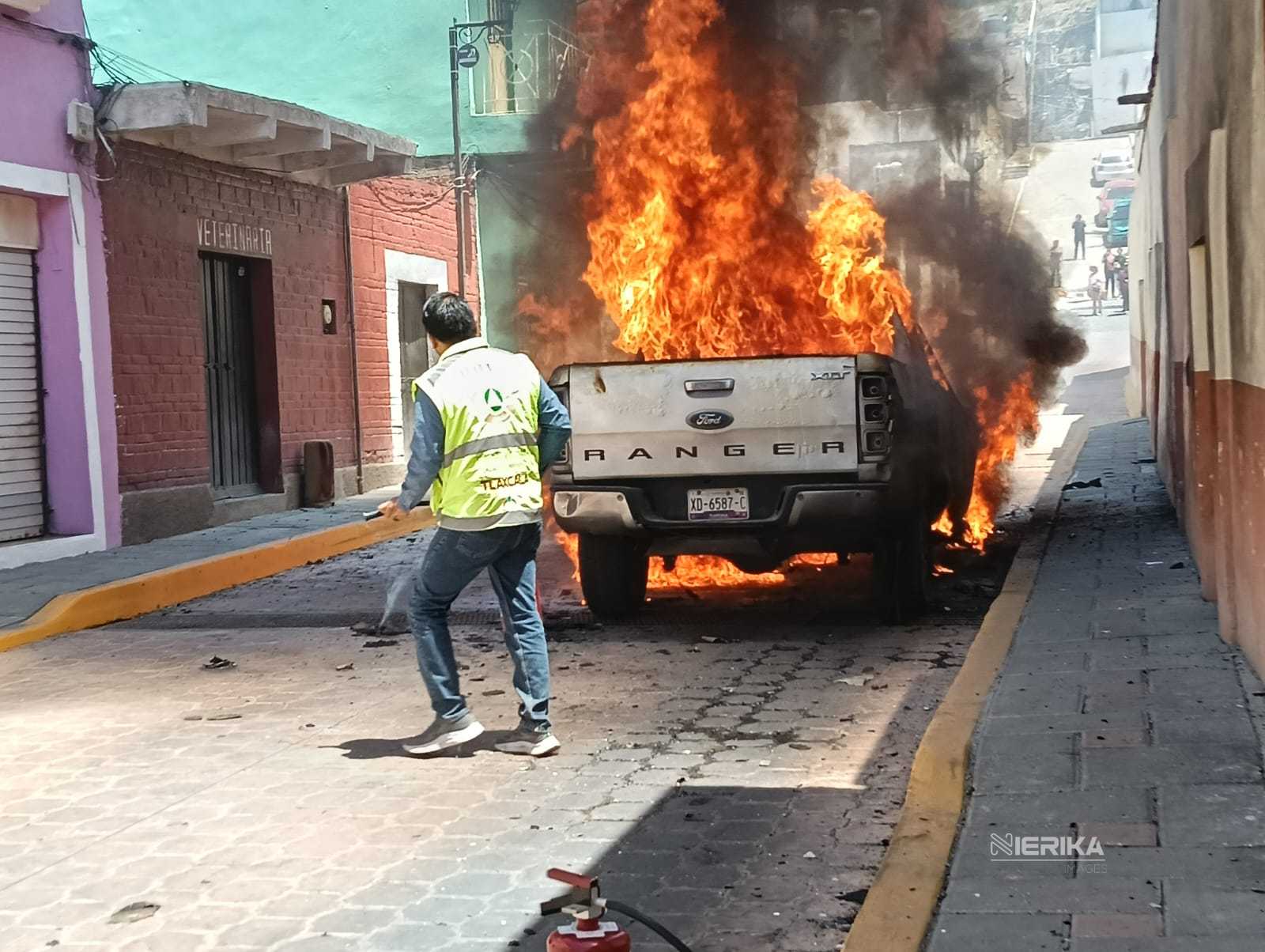 Atiende Protección Civil Municipal incendio de vehículo en la capital tlaxcalteca