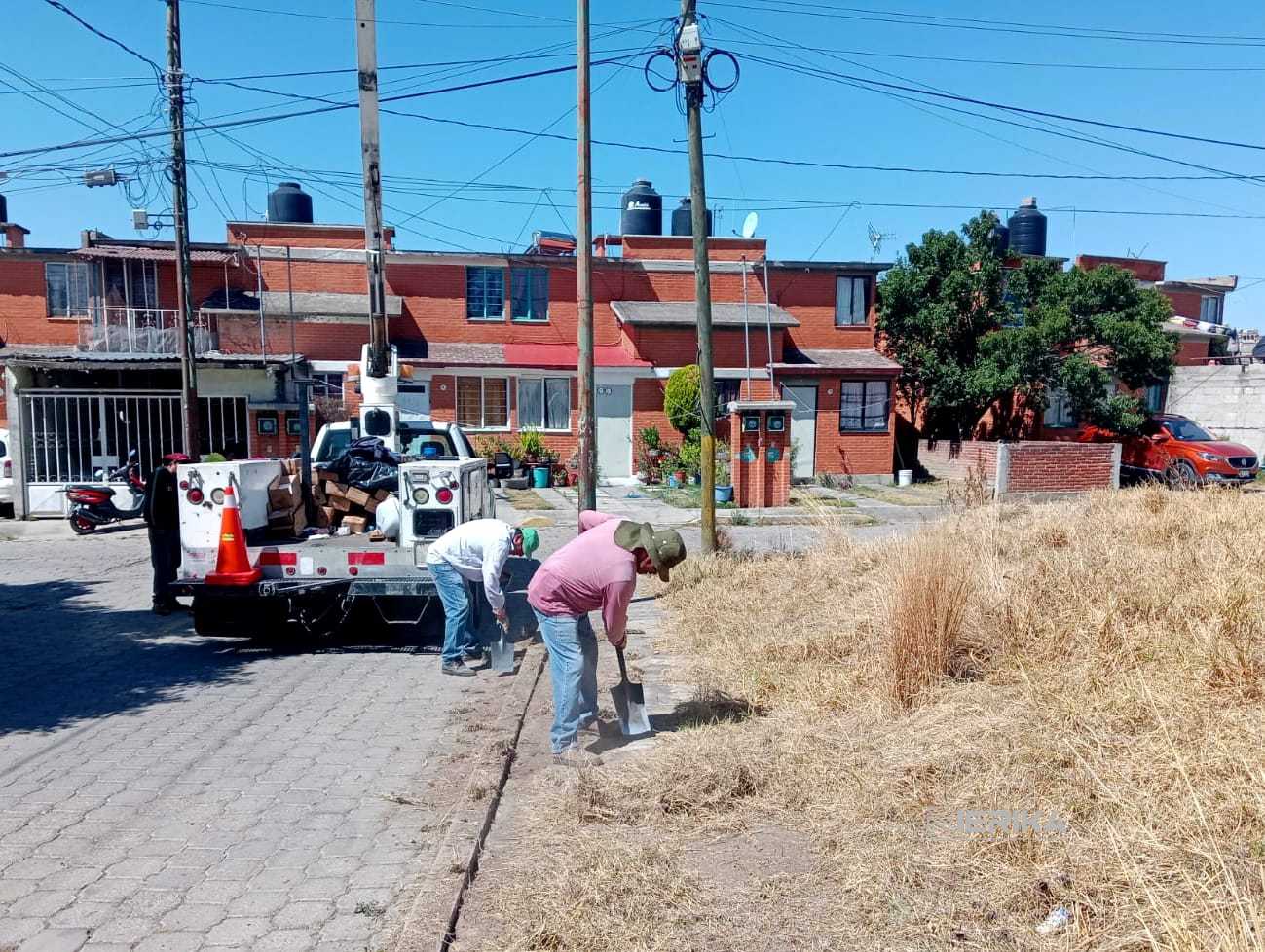 En Chiautempan realizan trabajos de limpieza general y mantenimiento del alumbrado público en la colonia El Alto.