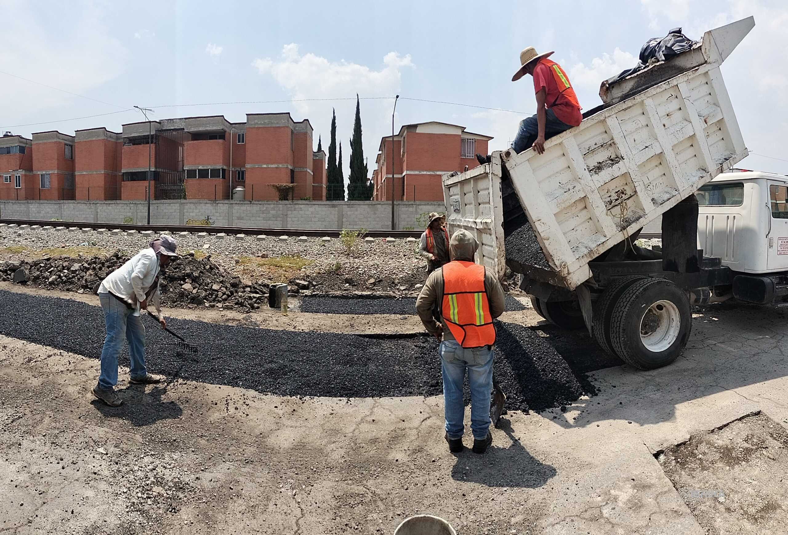 El Ayuntamiento de Chiautempan, continúa realizando labores de bacheo en la Calle Ferrocarril