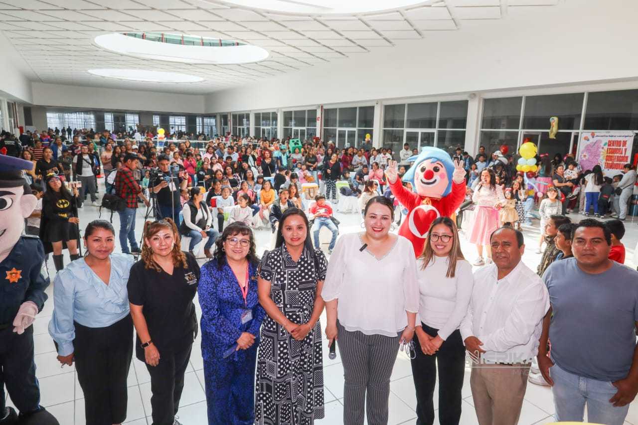 Blanca Angulo celebra a niñas y niños de Chiautempan con función de cine