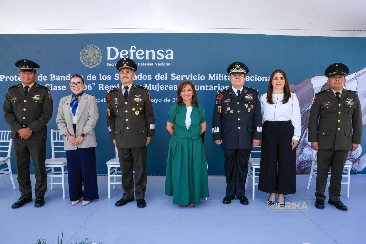 GOBERNADORA TOMA PROTESTA DE BANDERA A SOLDADOS, REMISOS Y MUJERES VOLUNTARIAS