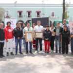 Reconoce asociación «Jardín del Arte» al presidente Alfonso Sánchez por devolverles espacio en Plaza de la Constitución