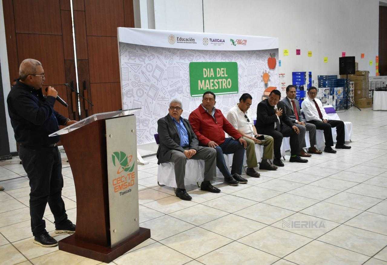 DOCENTES Y ADMINISTRATIVOS DEL CECYTE RECIBEN PREMIO AL MÉRITO 2025