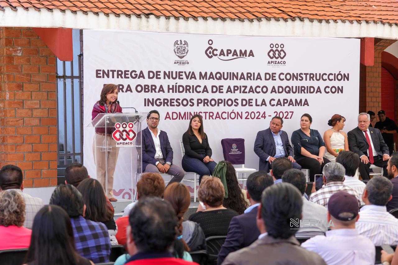 PRESENCIA GOBERNADORA ENTREGA DE MAQUINARIA DE CONSTRUCCIÓN PARA OBRA HÍDRICA DE APIZACO.