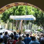 FE QUE CAMINA: ALFOMBRAS, FLORES Y DEVOCIÓN UNEN A FELIGRESES Y VISITANTES EN LA BAJADA DE LA VIRGEN DE OCOTLÁN