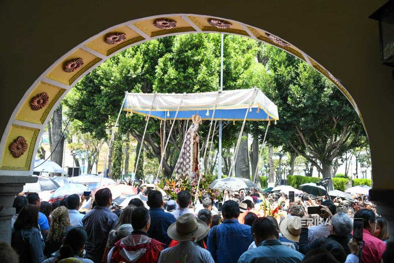 FE QUE CAMINA: ALFOMBRAS, FLORES Y DEVOCIÓN UNEN A FELIGRESES Y VISITANTES EN LA BAJADA DE LA VIRGEN DE OCOTLÁN