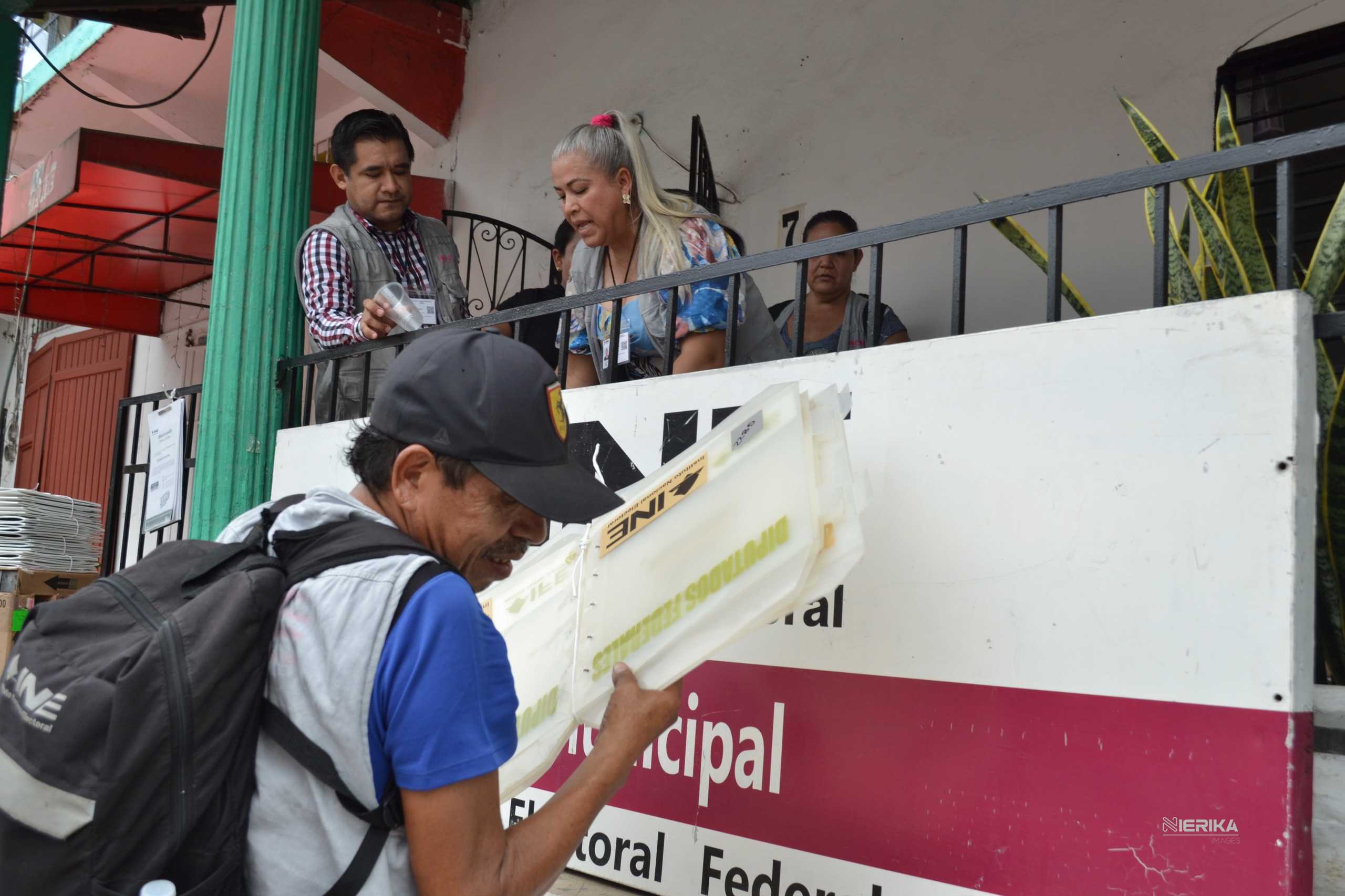 Guardia Nacional (GN) y militares, resguardaron la entrega de la papeleria oficial que fue distribuida a los ocho municipios de la Costa Grande