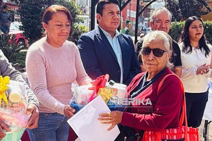 ENTREGA ITEA CERTIFICADOS DE EDUCACIÓN BÁSICA A PERSONAS ADULTAS EN XALOZTOC