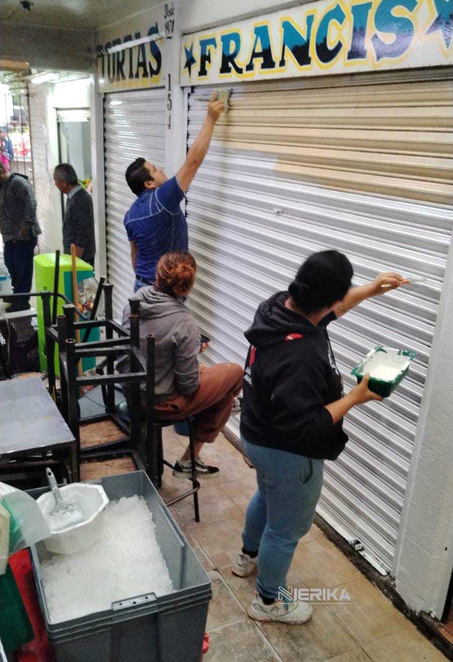Locatarios del Mercado Hidalgo y autoridades municipales emprenden jornada de fumigación y limpieza