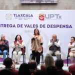 ENTREGA GOBERNADORA LORENA CUÉLLAR VALES DE DESPENSA A PERSONAL DE LA UPTX