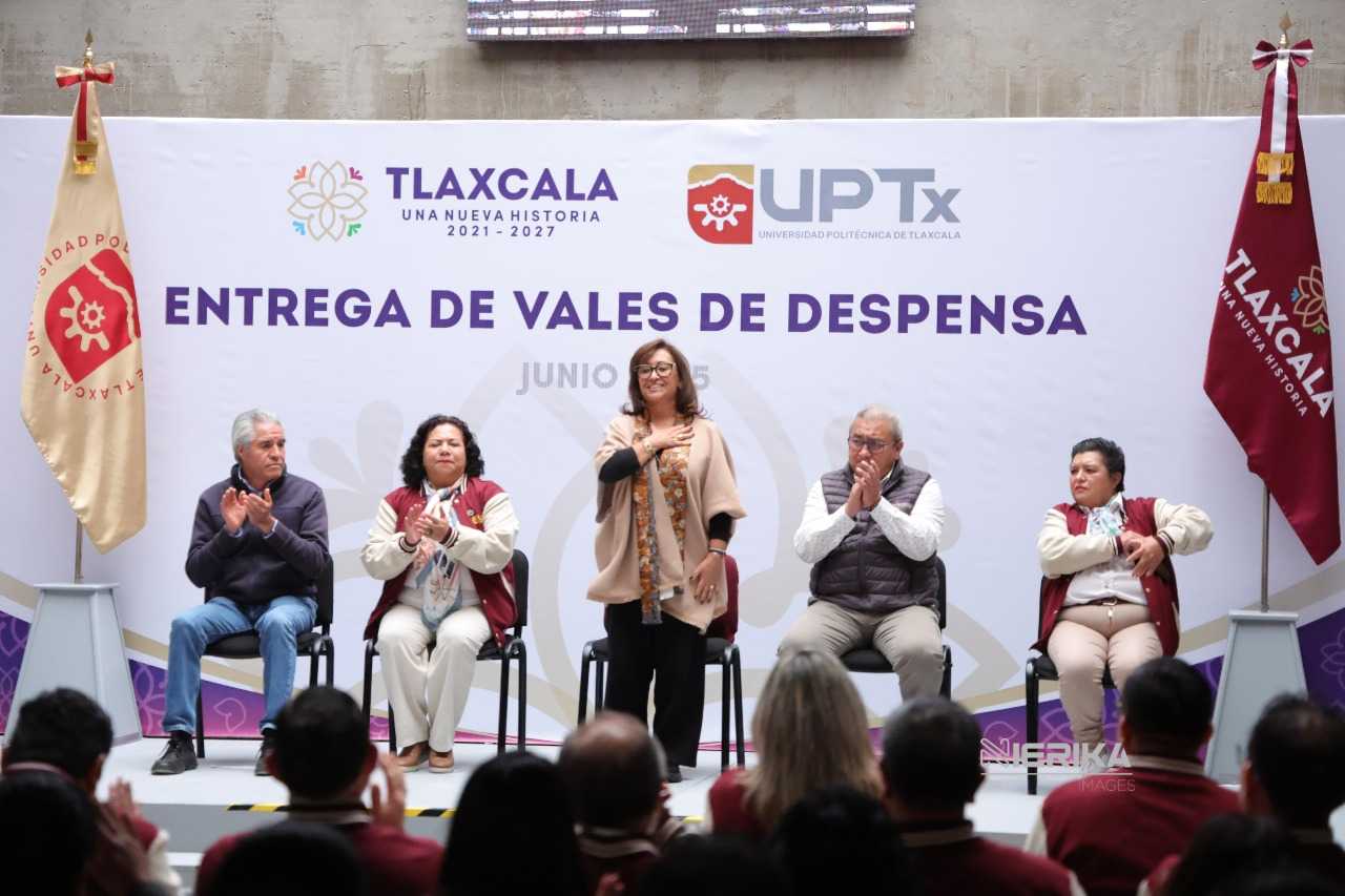 ENTREGA GOBERNADORA LORENA CUÉLLAR VALES DE DESPENSA A PERSONAL DE LA UPTX