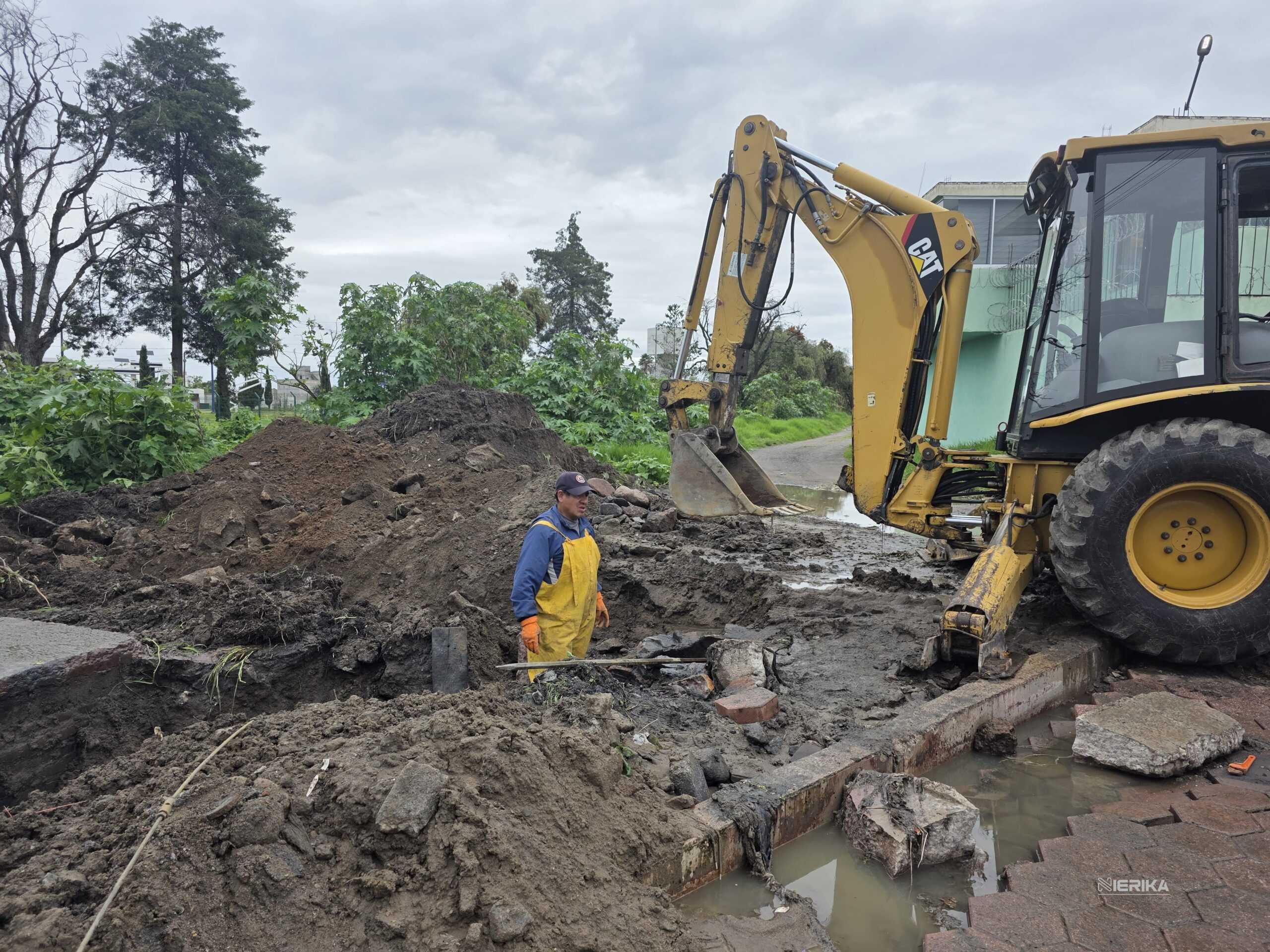 Gobierno de Chiautempan realiza trabajos de desazolve en la calle Perfecto Gómez