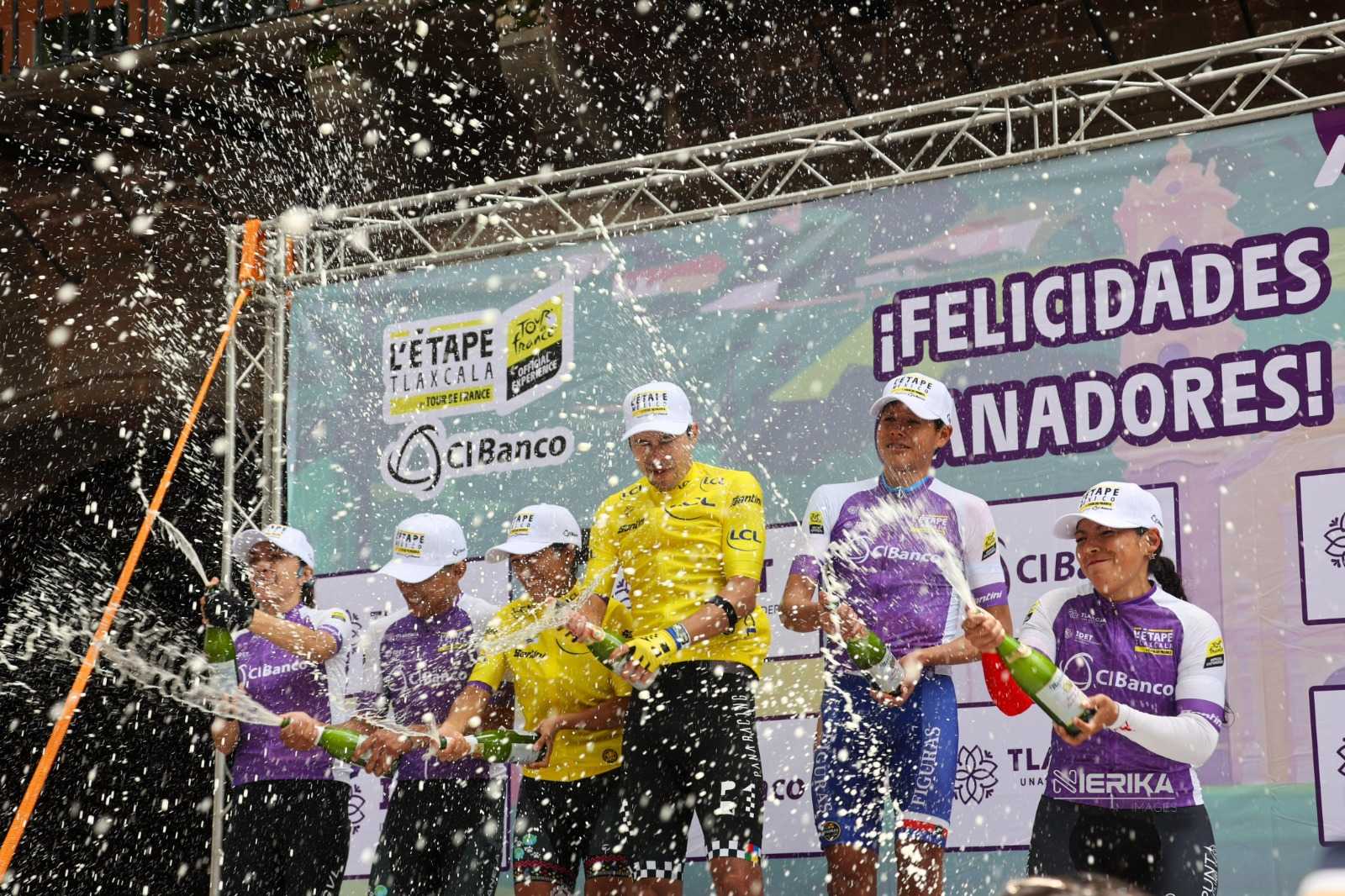 GOBERNADORA LORENA CUÉLLAR ENCABEZA PREMIACIÓN A GANADORES DE L´ÉTAPE TLAXCALA BY TOUR DE FRANCIA