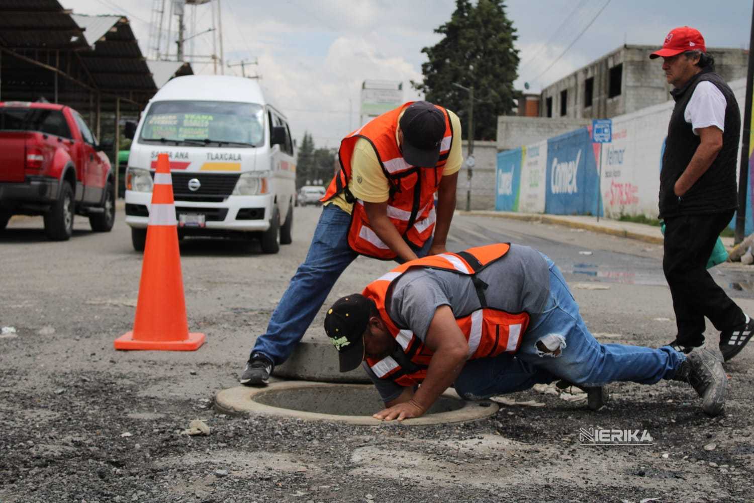 Gobierno de Chiautempan realiza labores de desazolve y exhorta a no tirar desechos en alcantarillas y drenajes