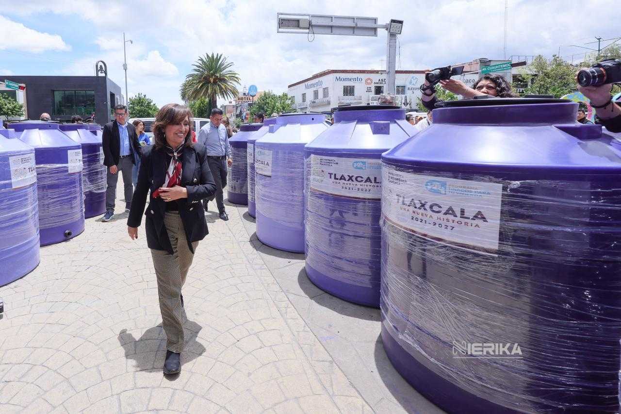 ENTREGA GOBERNADORA LORENA CUÉLLAR 300 TINACOS EN APIZACO