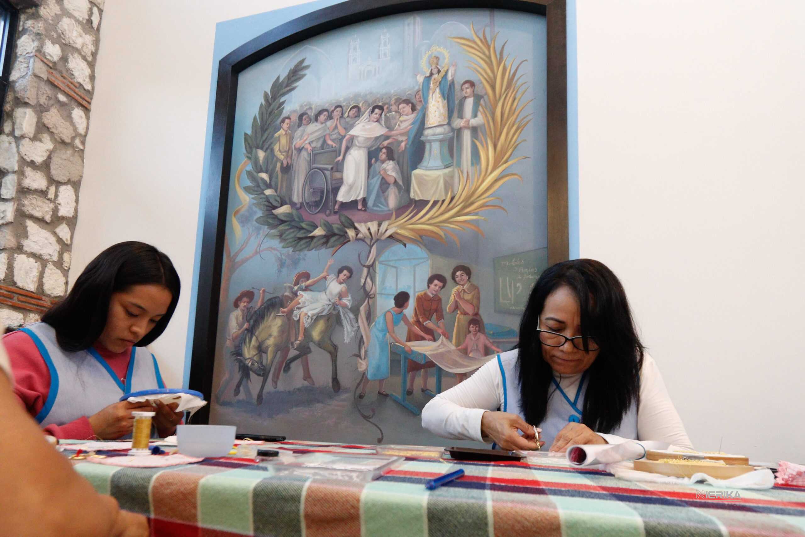 Tradición de bordar el vestido de la Virgen de la Caridad en Huamantla