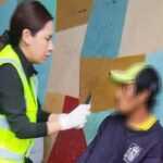 Policía de Chiautempan brinda atención a un hombre con convulsiones en la vía pública