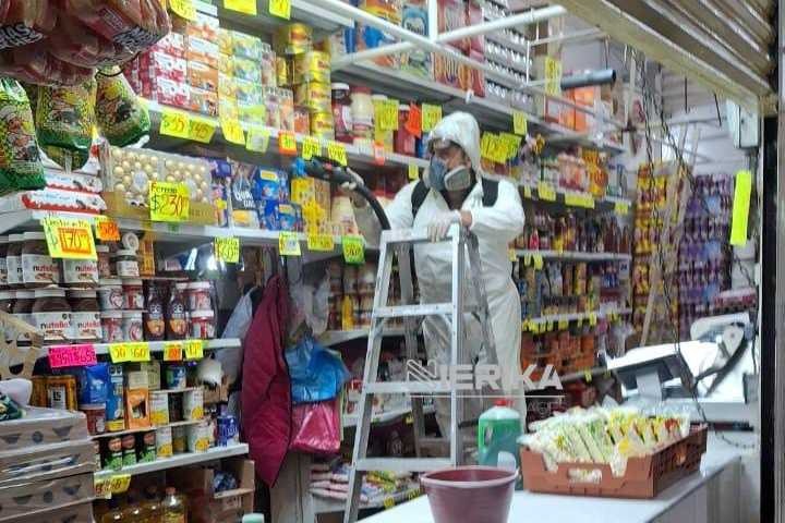Con coordinación entre locatarios y gobierno municipal, se realiza fumigación del Mercado Hidalgo