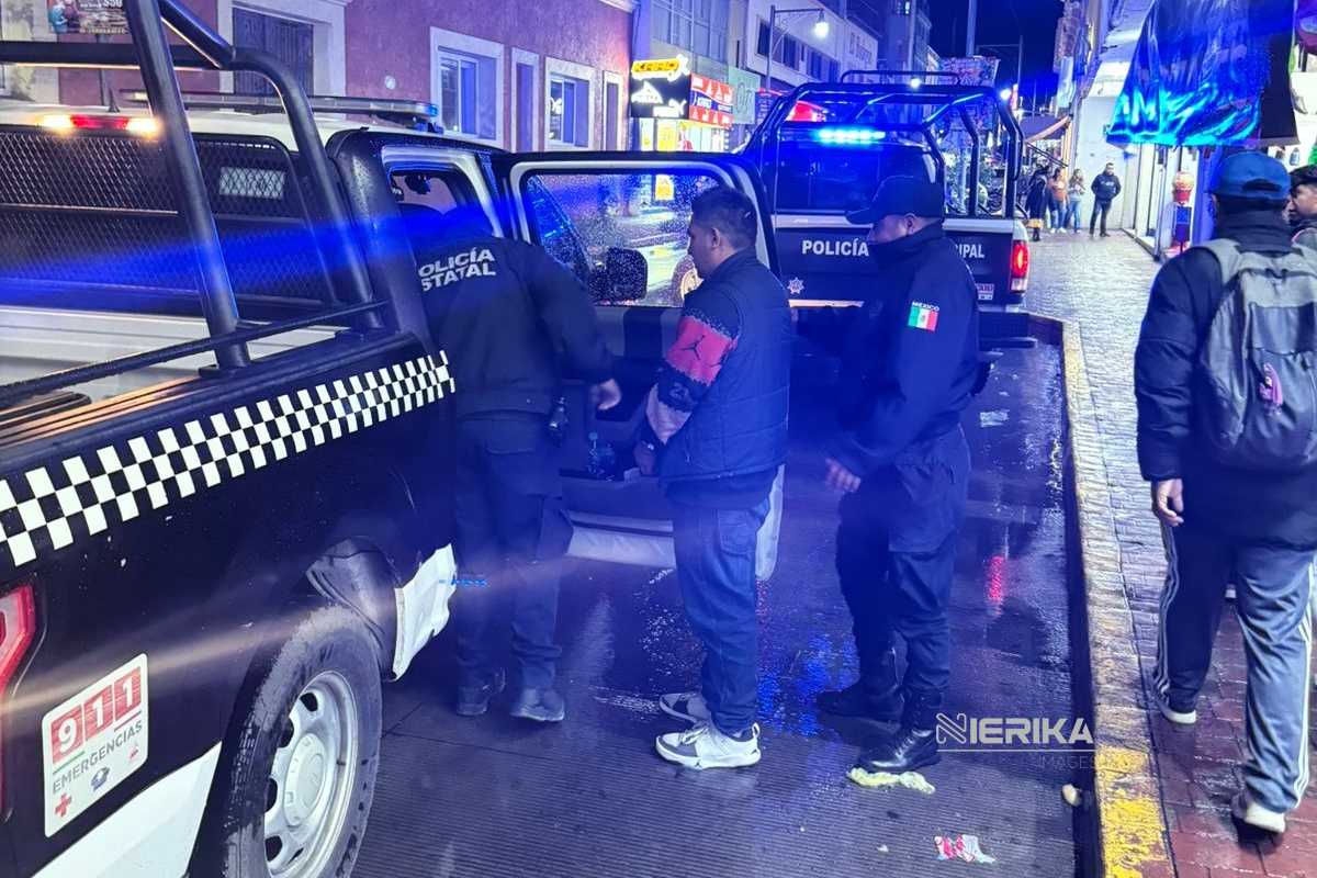 Elementos de seguridad detienen a presuntos desplazadores en banco de Chiautempan