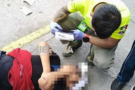 Policía de Chiautempan brinda atención inmediata a un masculino, tras debilitarse en vía pública