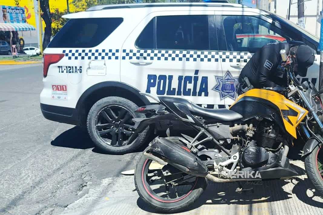 Policía de Chiautempan brinda atención inmediata a motociclista tras accidente