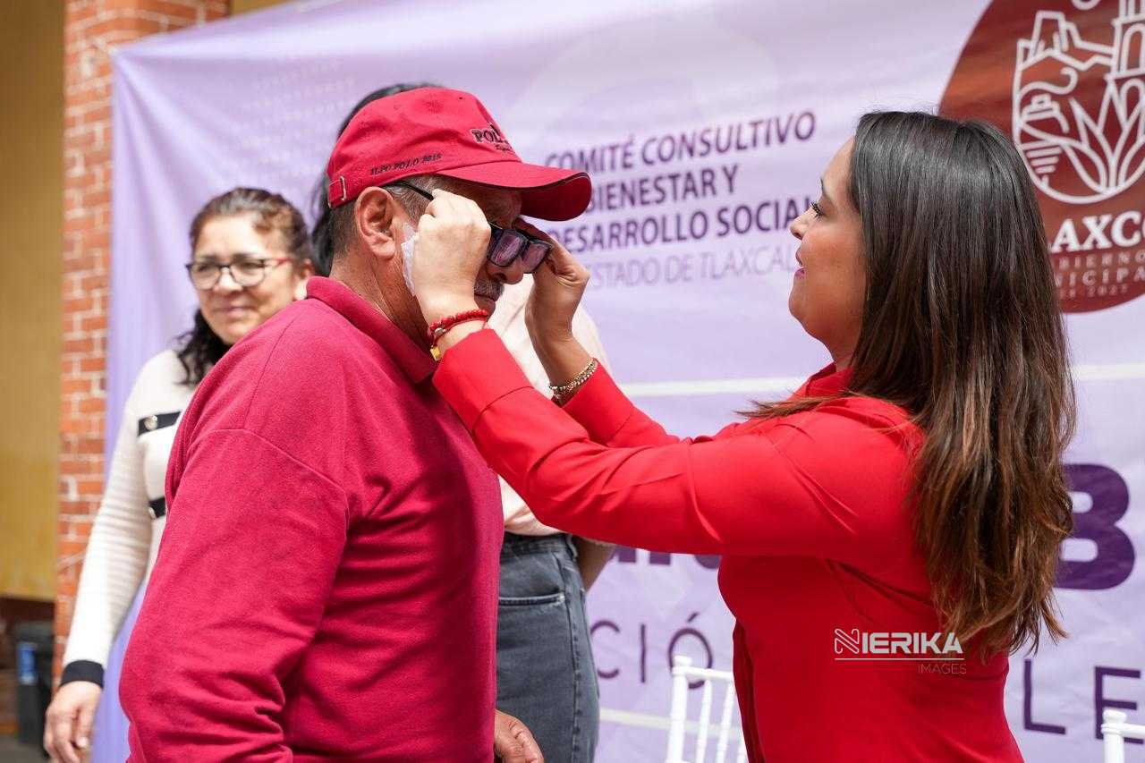 ENTREGAN EN TLAXCO ARMAZONES DE LENTES PARA MEJORAR SALUD VISUAL DE 800 PERSONAS