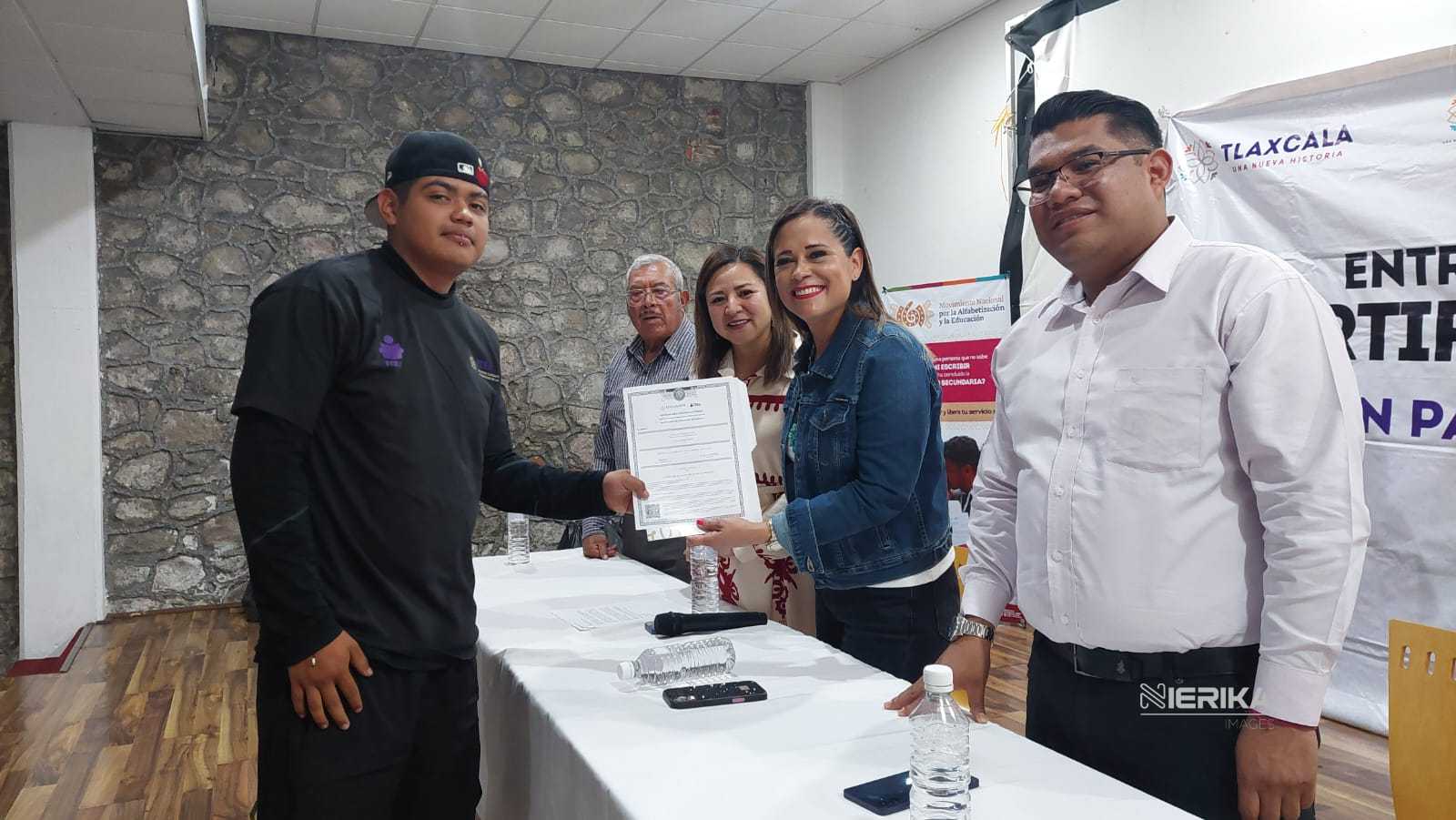 RECONOCE ITEA A TLAXCALTECAS QUE CONCLUYERON SU EDUCACIÓN BÁSICA EN SAN PABLO DEL MONTE