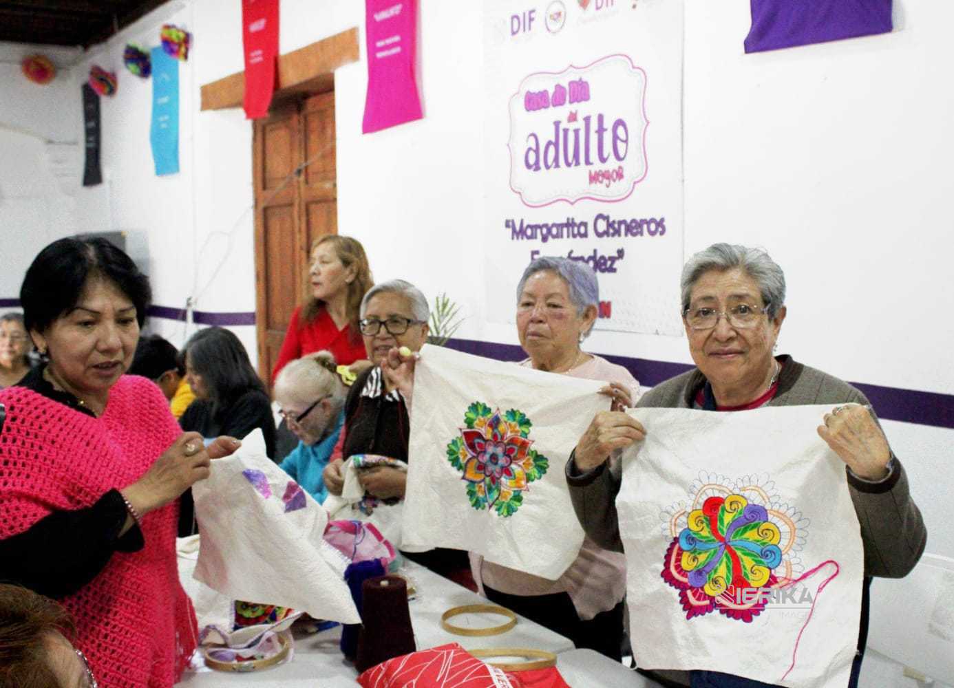 Blanca Angulo invita a abuelitos chiautempenses a disfrutar servicios que ofrece el gobierno municipal