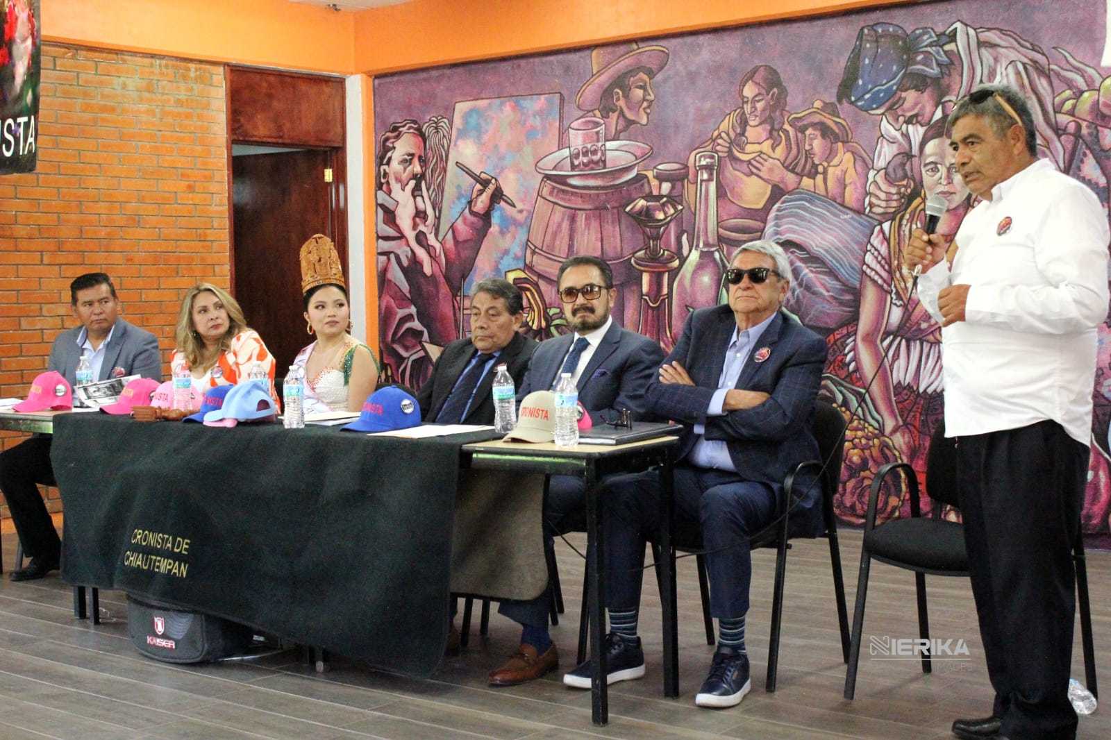 Presentan libro “La Industria Textil en Chiautempan” del cronista Rogelio Flores