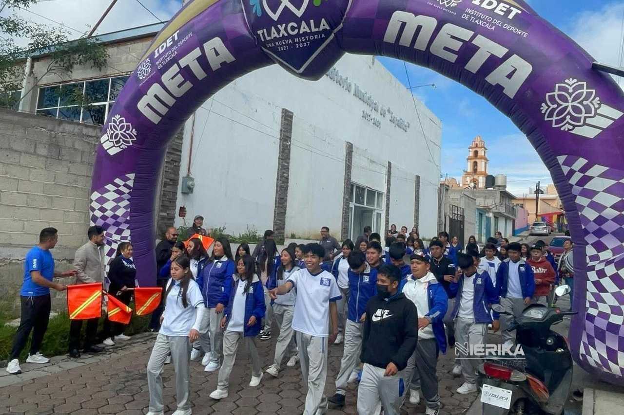EN ESPAÑITA, PARTICIPAN MÁS DE 100 ESTUDIANTES EN CAMINATA RECREATIVA DEL IDET