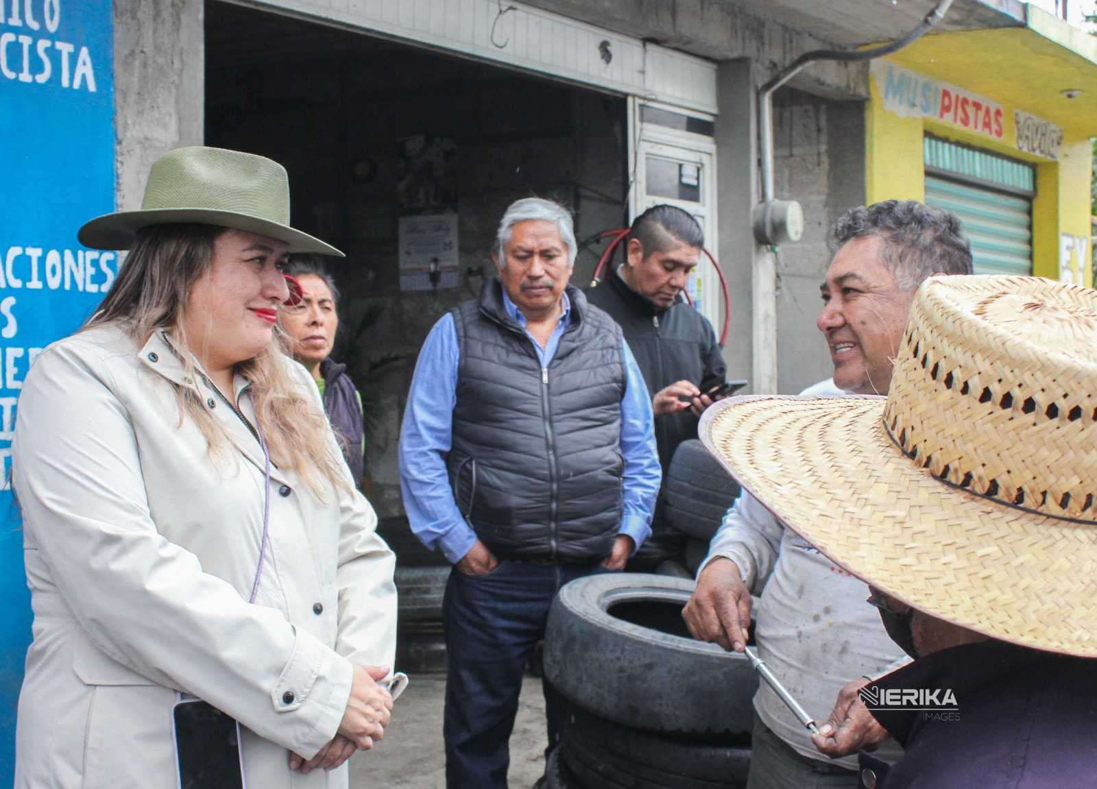 Blanca Angulo escucha y atiende inquietudes de vecinos de Xochiteotla