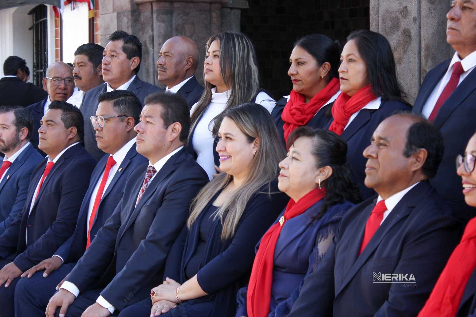 Blanca Angulo encabeza honores a la bandera en Plaza de la Constitución