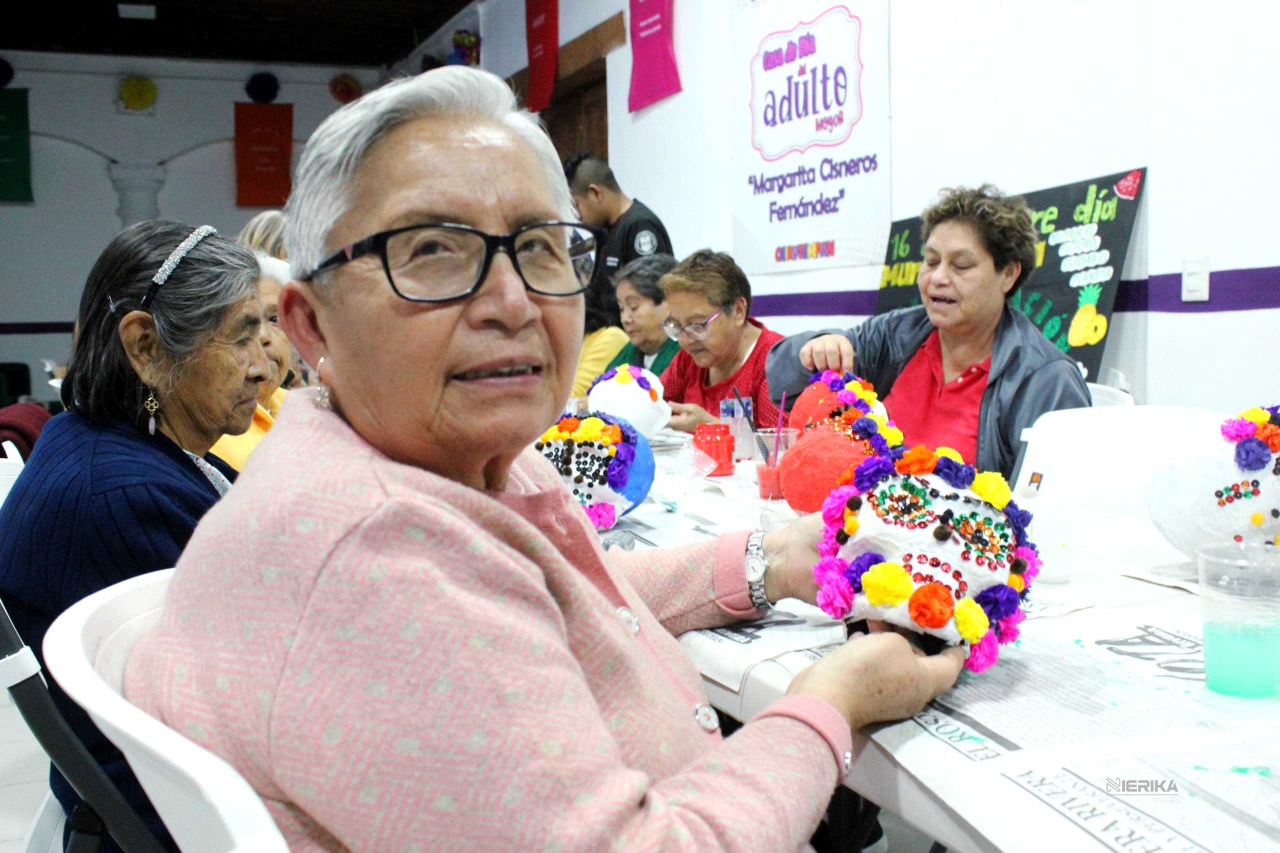 Adultos mayores de Chiautempan participan en actividades didácticas alusivas al Día de Muertos