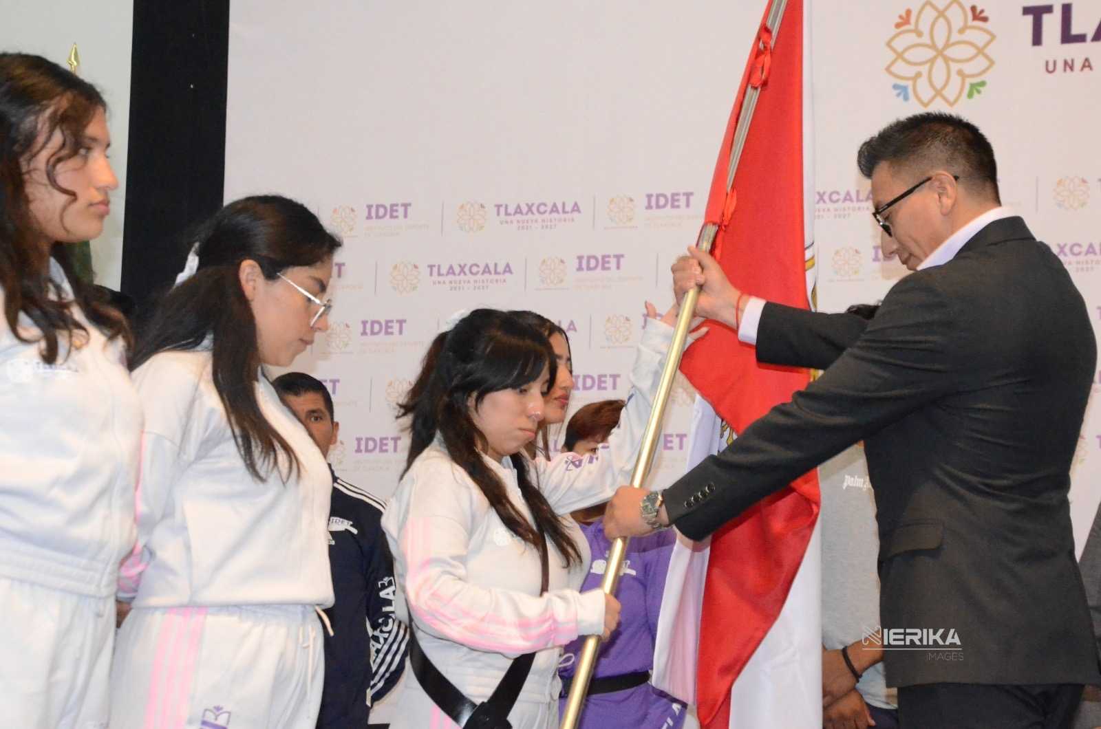 ABANDERAN A DELEGACIÓN TLAXCALTECA QUE PARTICIPARÁ EN LOS JUEGOS NACIONALES POPULARES CONADE 2025