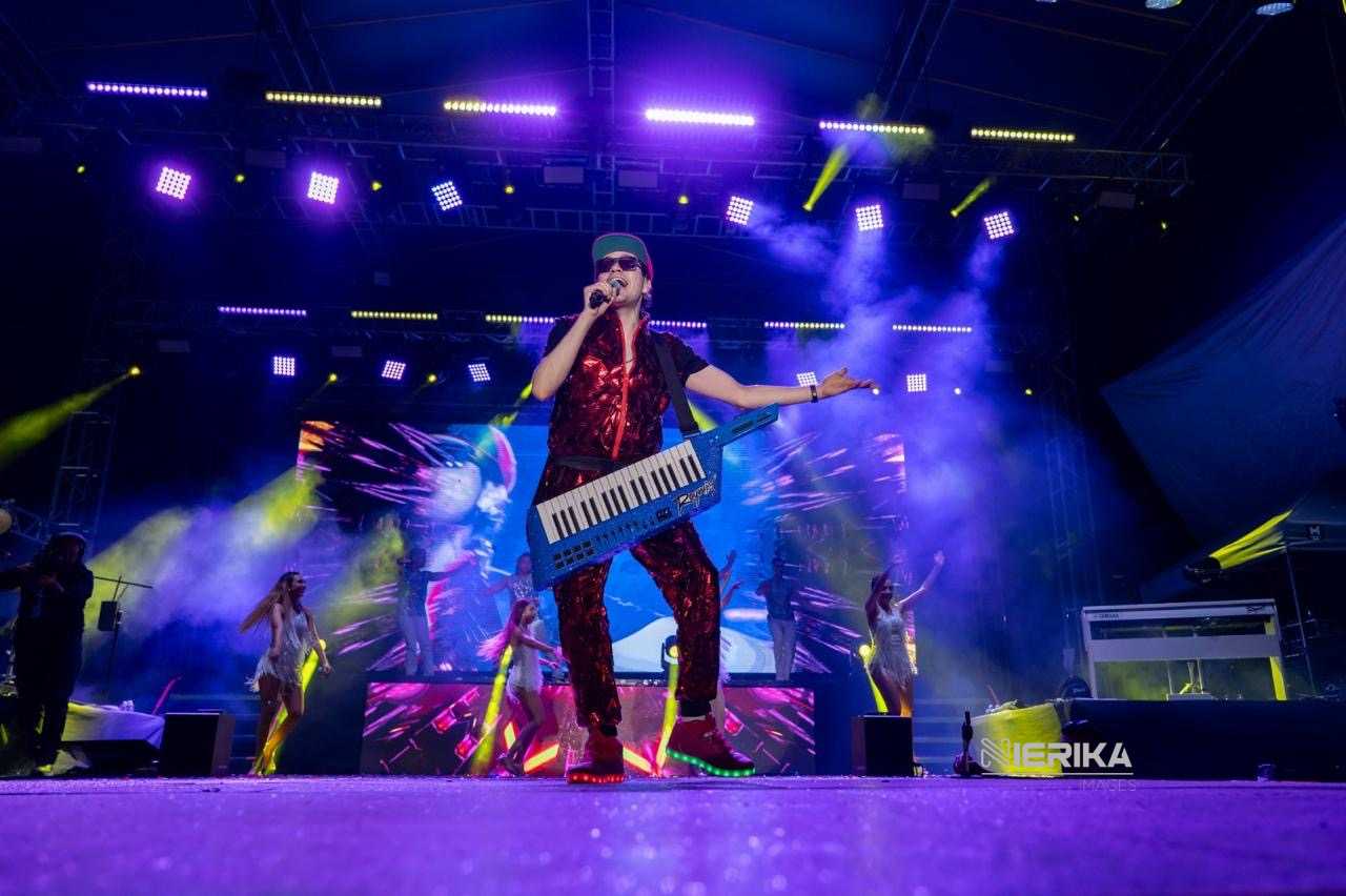 RAYMIX ENCIENDE “TLAXCALA, LA FERIA DE FERIAS 2025” Y CONVIERTE EL TEATRO DEL PUEBLO EN UNA PISTA DE BAILE