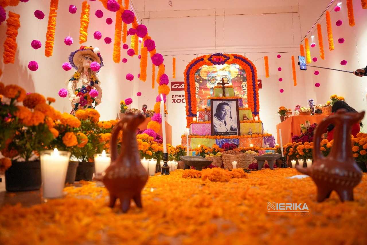 AYUNTAMIENTO DE TLAXCALA DEDICA SU OFRENDA MONUMENTAL AL MAESTRO DESIDERIO HERNÁNDEZ XOCHITIOTZIN