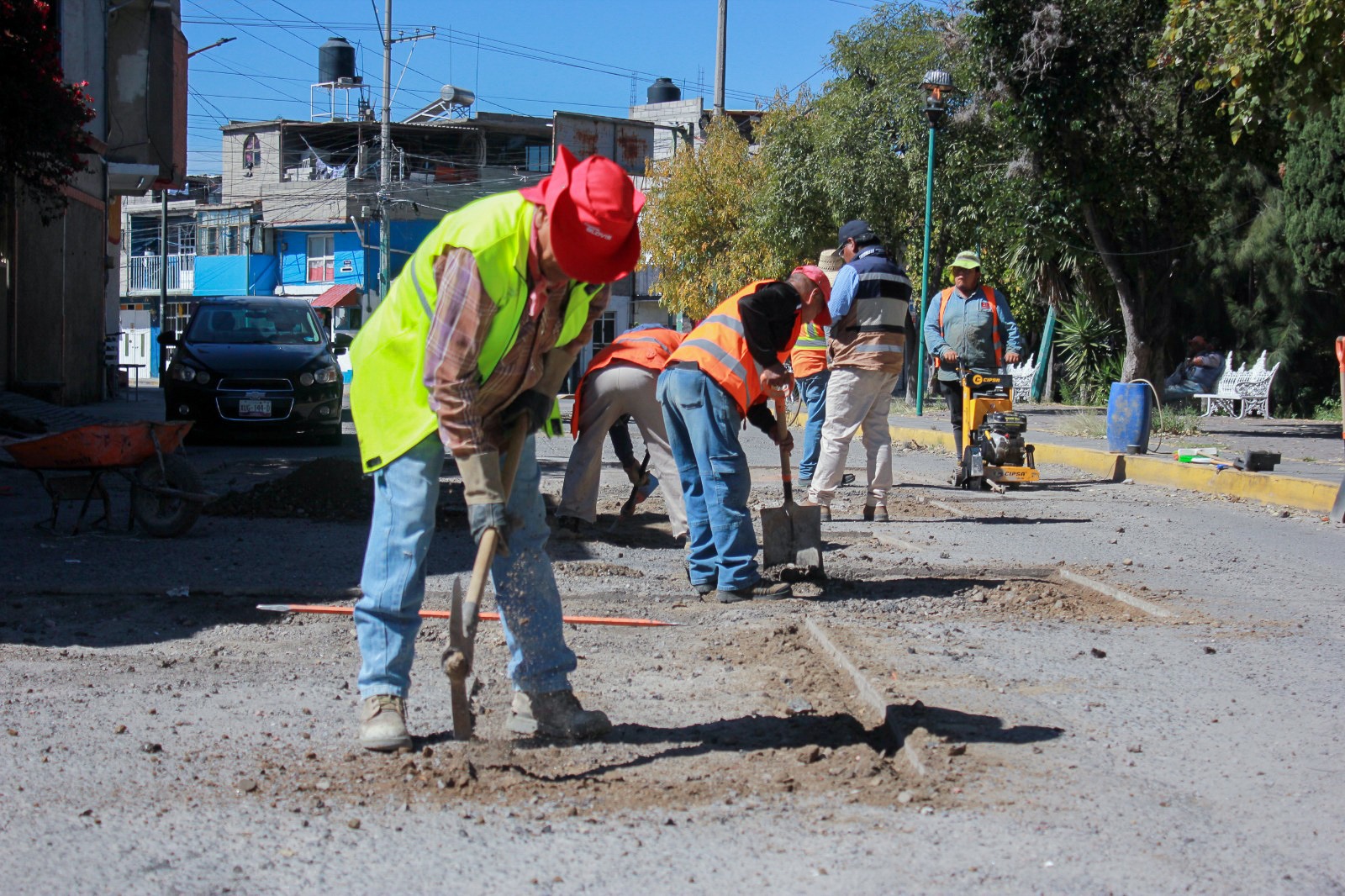 En Chiautempan realizan acciones de mantenimiento urbano con jornadas de bacheo y limpieza de áreas verdes